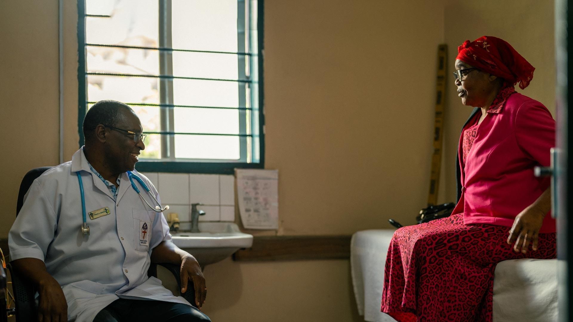 Dr. Yohana Mokiwa et Mary Mwingira lors d'une visite à l'hôpital, Dar es Salaam, Tanzanie