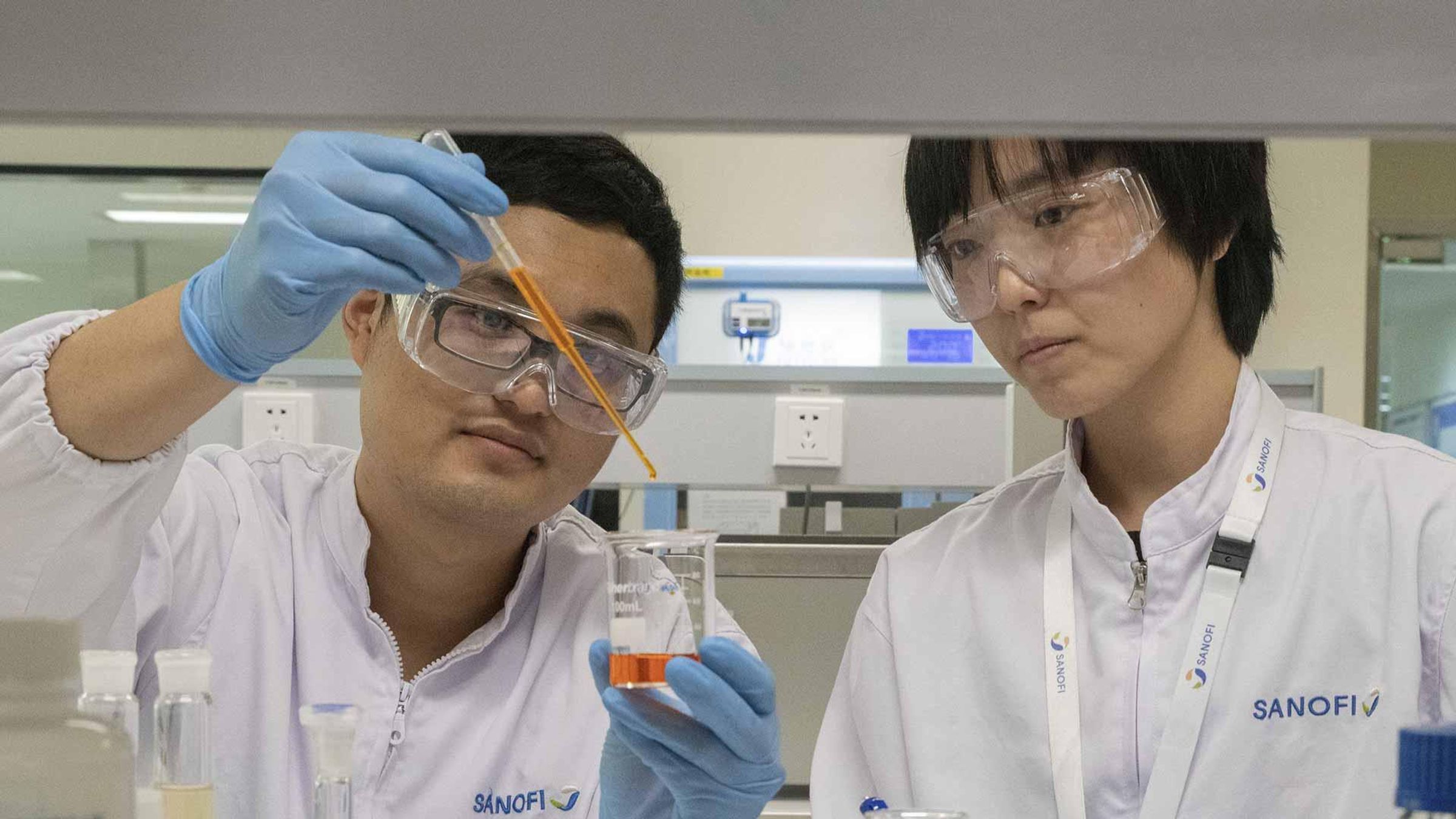 Au laboratoire, Jinsheng Liu et Muxin Yu réalisent des tests d'identification, Pékin, Chine