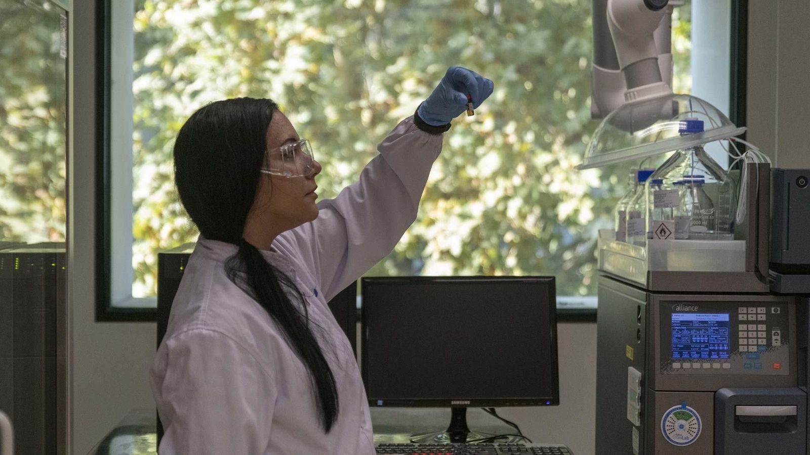 Au laboratoire, Tamara Gonzales effectue des tests sur l'insuline, site IA, Beijing