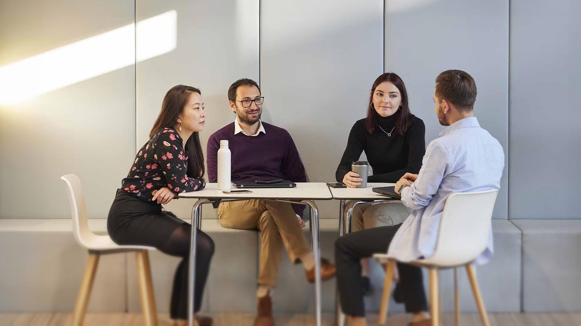 Sally Shen, Global Integrated Consumer Engagement, Consumer Healthcare (CHC), avec Rafic Nadi Fouad Khalil, CHC Global People Growth Catalyst, et les stagiaires, Margaux Sekelj et Benjamin Regnier, France