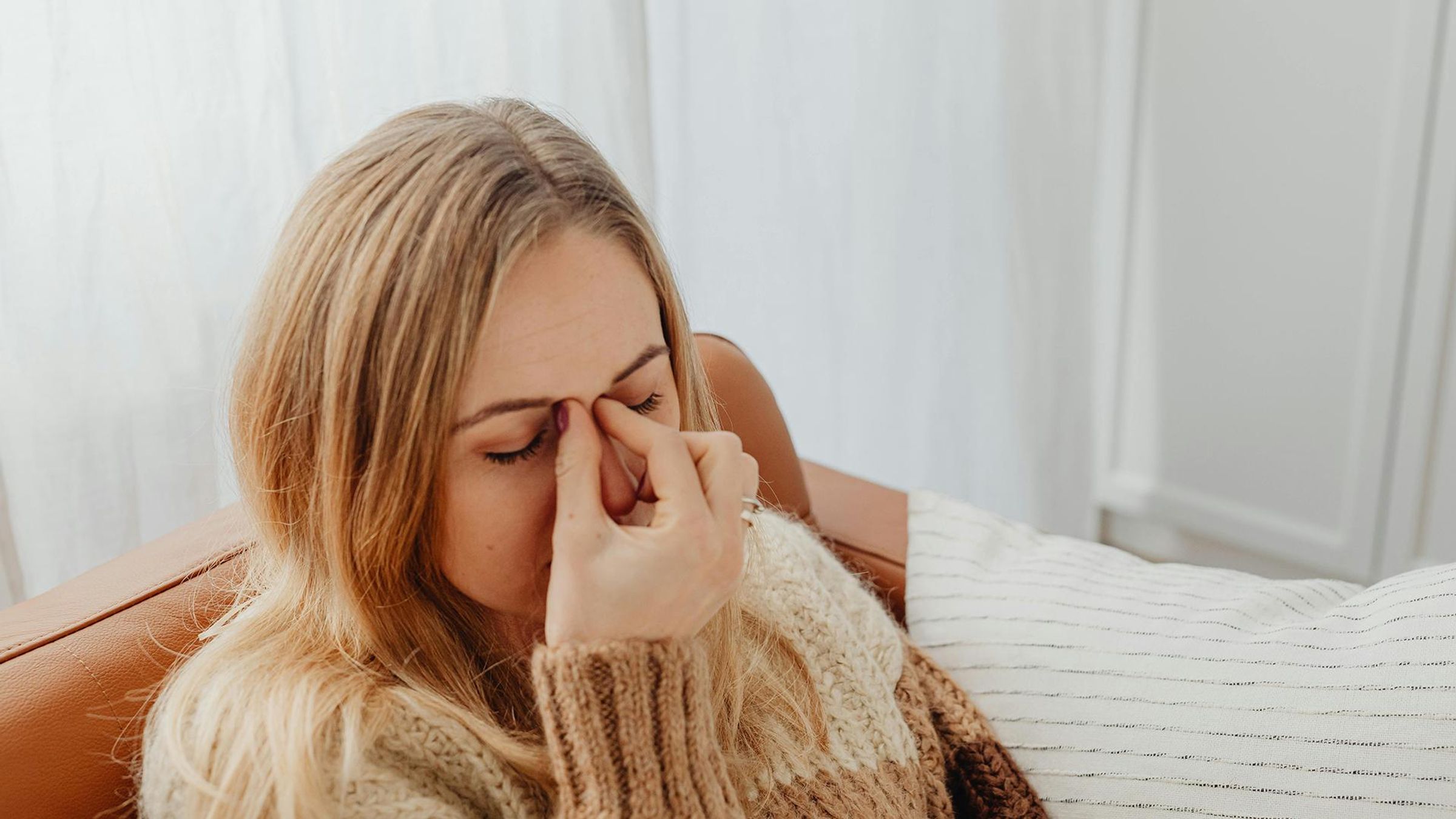 Mujer con dolor en la nariz