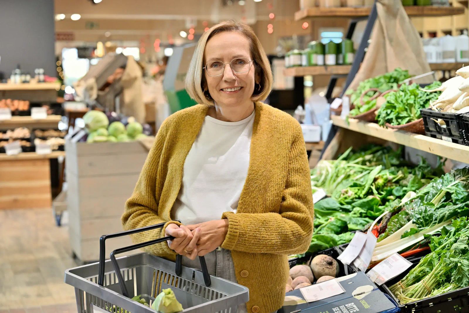 Eva, Patientin mit Multiplem Myelom: Beim Einkaufen im Supermarkt gestaltet sie ihren Alltag aktiv und selbstbestimmt trotz ihrer Erkrankung. Sie achtet dabei bewusst auf ihre Bedürfnisse und integriert die Therapie in ihr tägliches Leben.