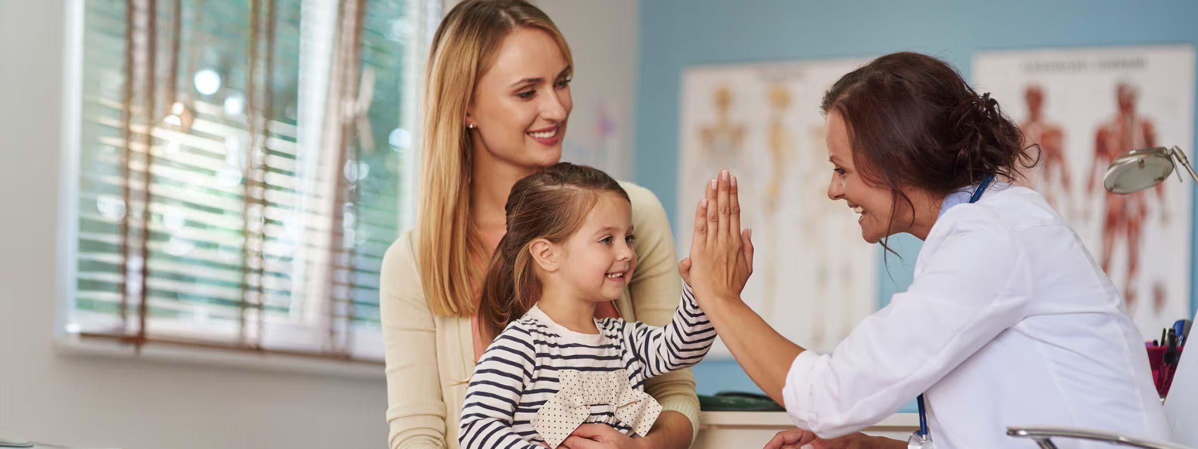 Arzt-Patientin-Szene: Früherkennung schafft Vertrauen: Eine positive Arzt-Patienten-Beziehung ist besonders für junge T1D-Betroffene und ihre Familien ein wichtiger Baustein auf dem Weg zu einem selbstbestimmten Leben mit der Erkrankung.