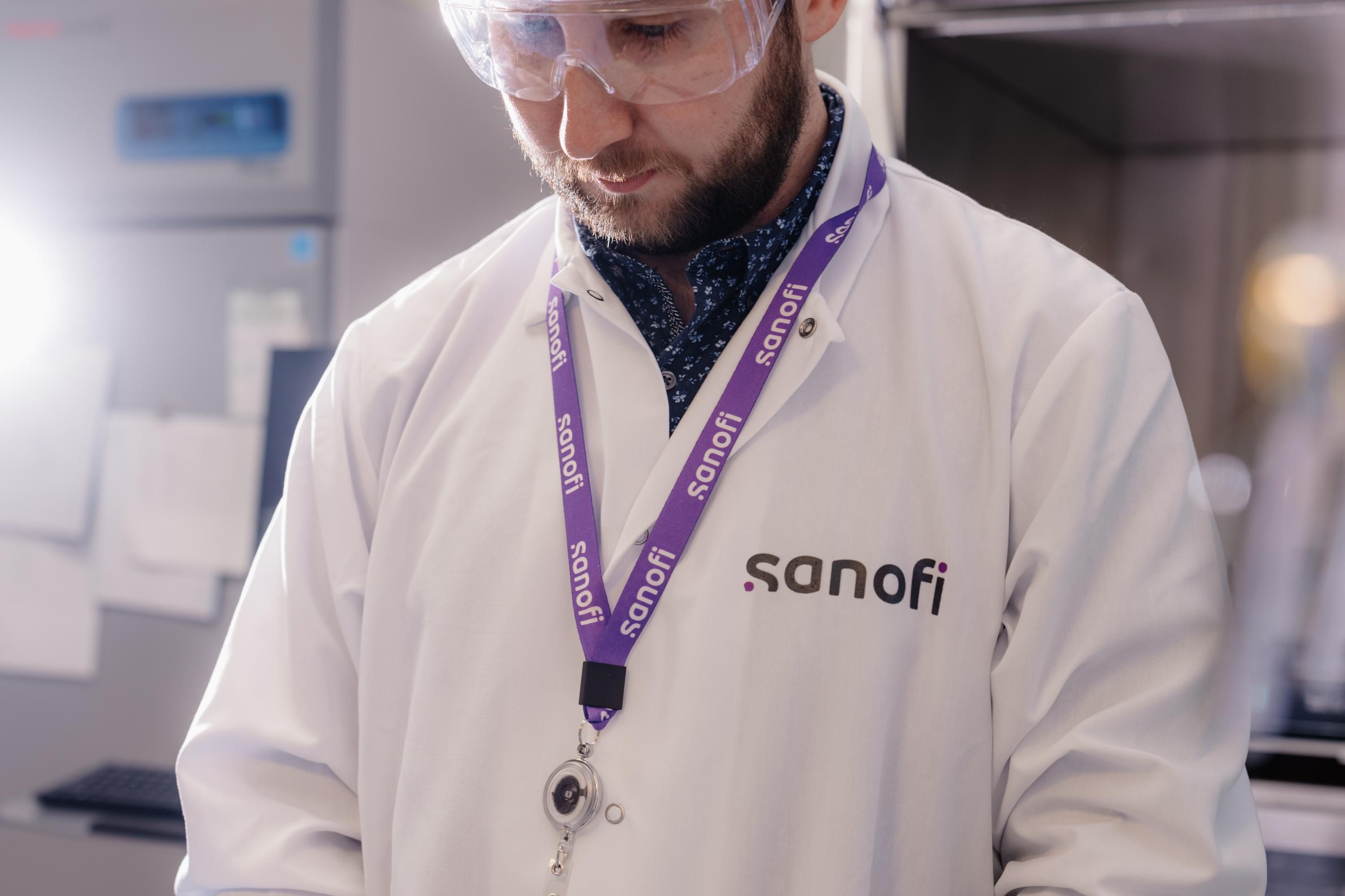 Scientifique en gros plan portant des lunettes, regardant vers le bas avec concentration