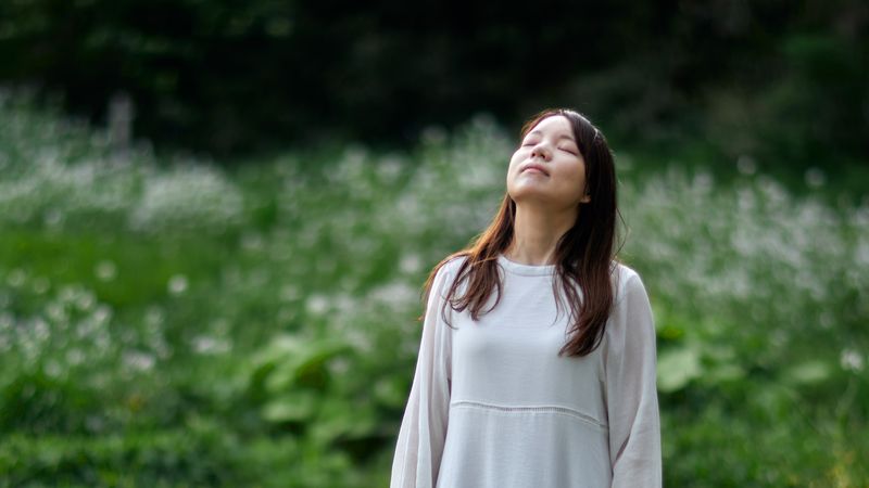 Persona respirando en un campo al aire libre