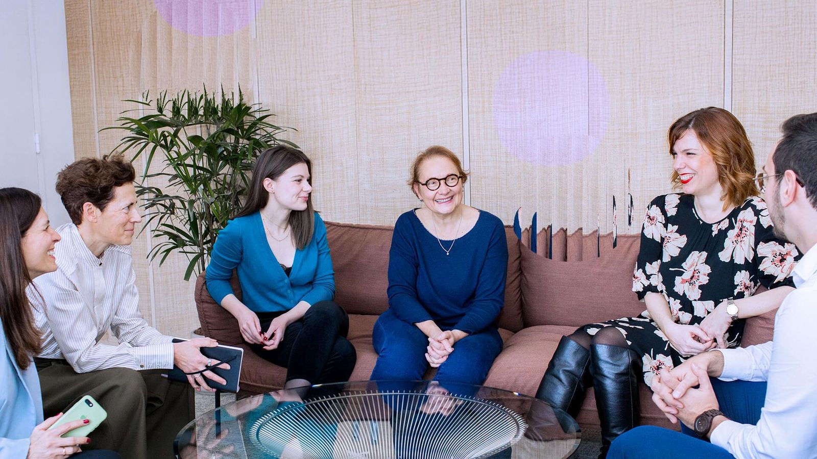 Gruppo di persone sedute che parlano