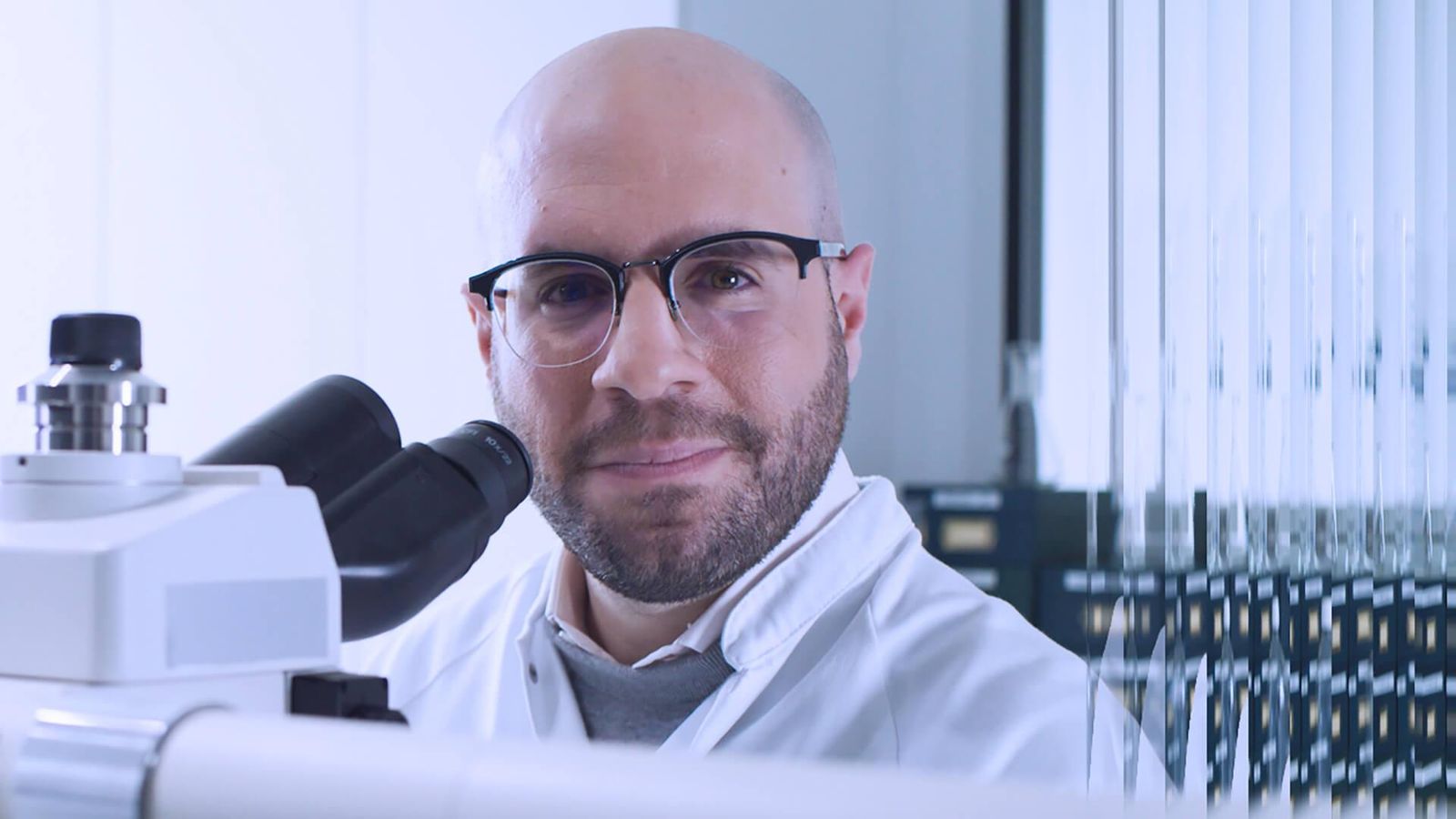 Ricercatore Sanofi al microscopio