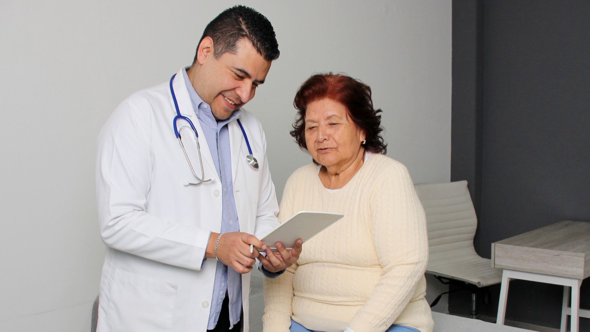 Persona mayor de 60 años en el médico