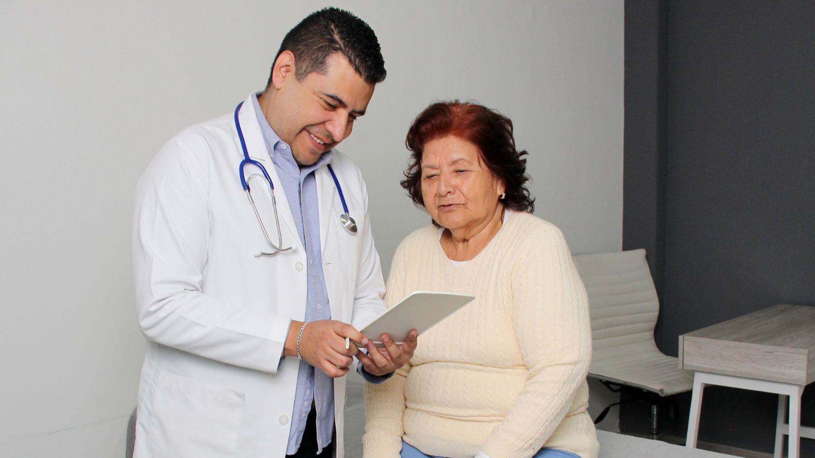 Persona mayor de 60 años en el médico