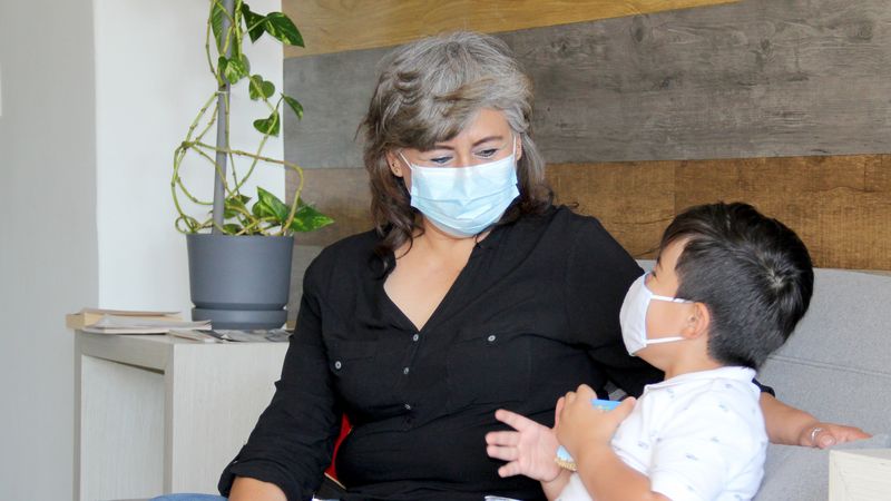 Abuela hablando con su nieto con cubrebocas