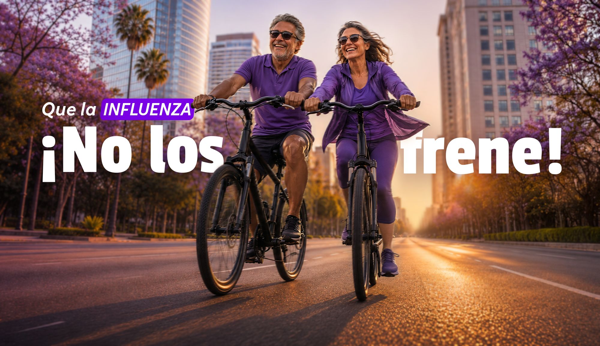 Pareja de personas mayores de 60 años paseando en bici en las calles de Reforma