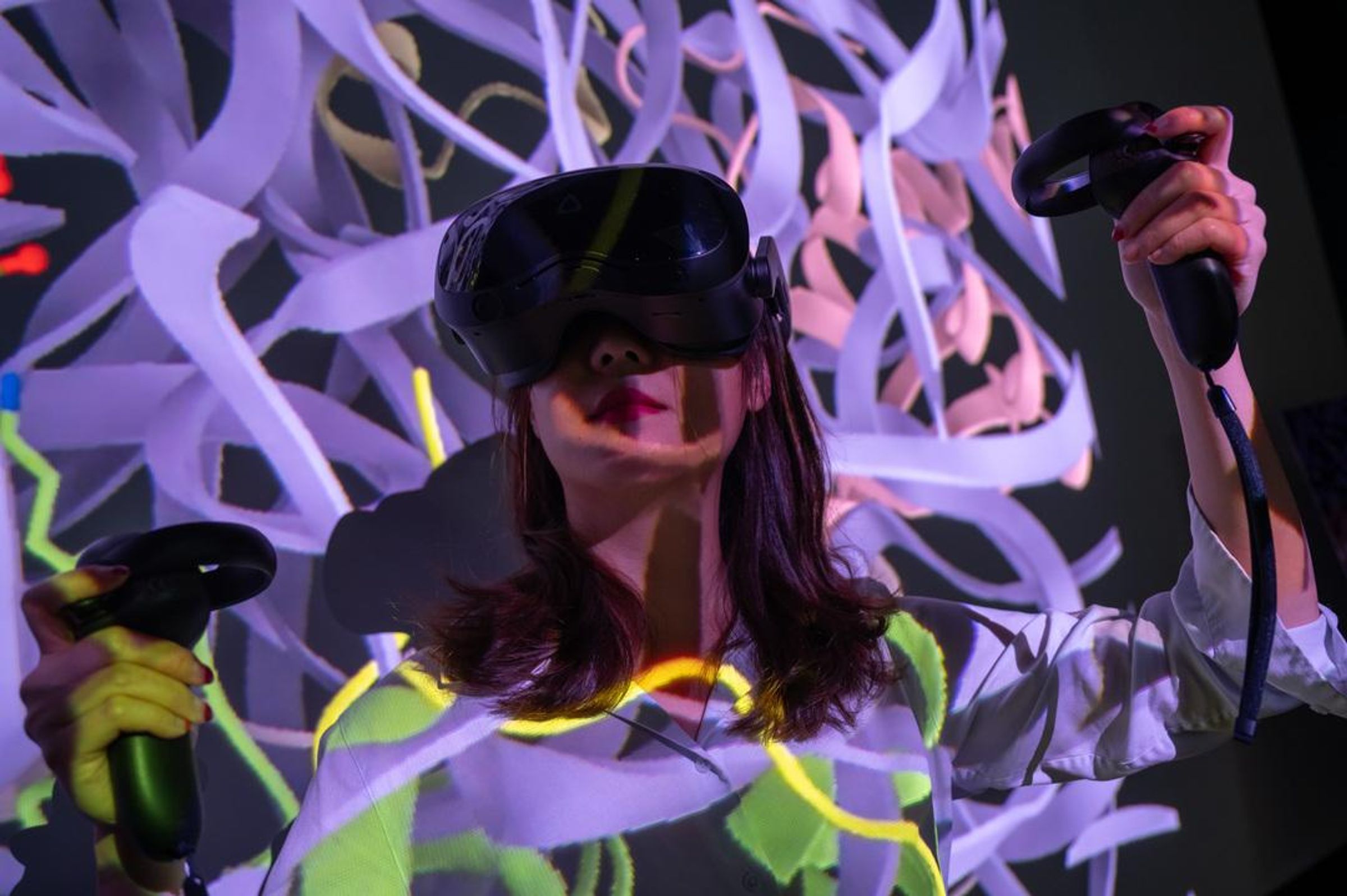 Youxin Kong wearing an Oculus VR set creating a 3D vision of a scientific image.
