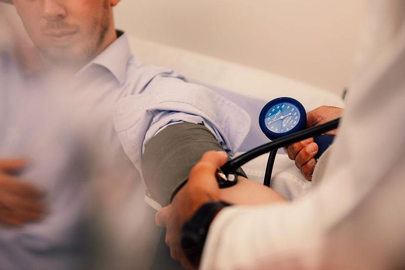 Paciente con su médico tomando la presión arterial