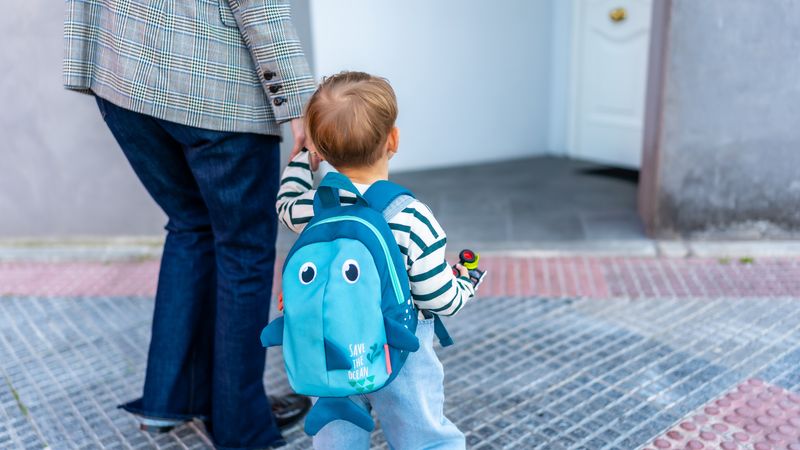 Madre con su bebé dejándolo en la guardería
