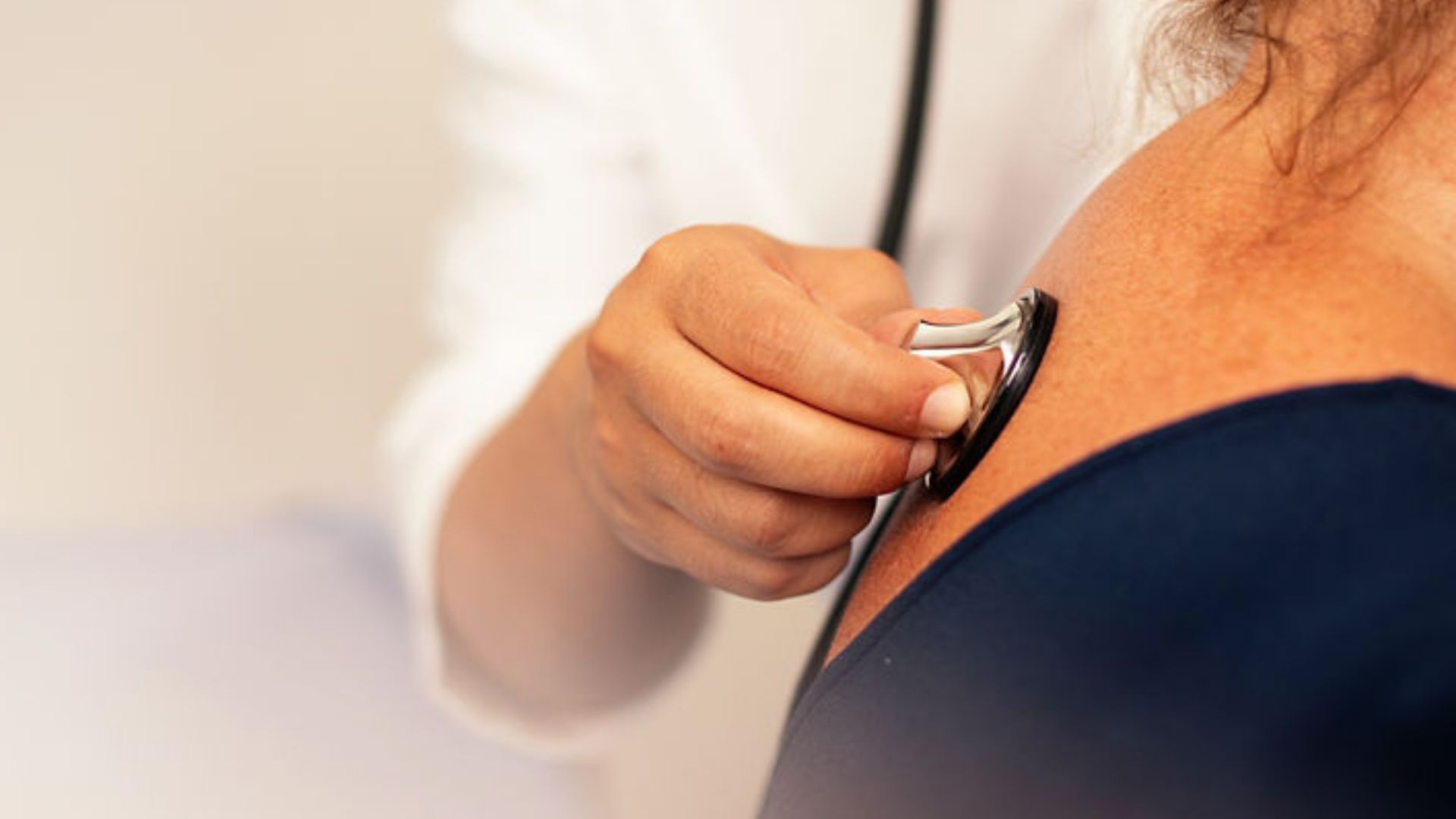 Mujer atendiendo a su centro de salud para consultar a su médico