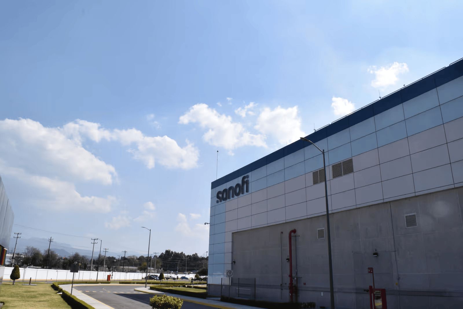 Fachada del sitio industrial de Sanofi en un día soleado.
