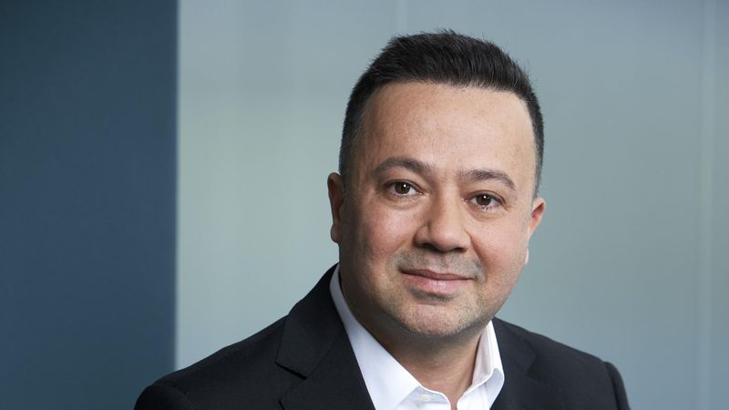 Portretul lui Buğra Kulak, care ocupă funcția de Head of Pharma and Country Lead Sanofi Romania.