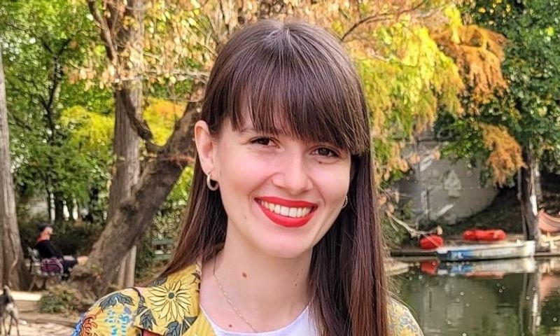 Portretul Mirunei Popa, care ocupă funcția de Junior Regulatory Affairs Specialist la Sanofi Romania.