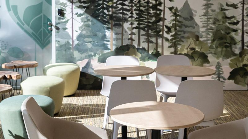 Cameră cu mese și scaune din birourile Sanofi Romania.