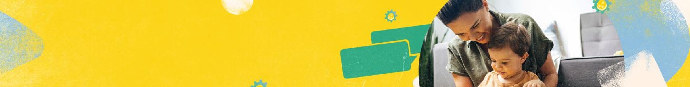 Banner de una madre sonriendo con su bebé entre sus brazos mientras miran observan juntos algo que tienen entre sus manos.