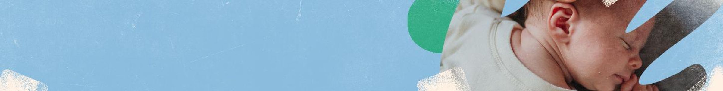 Banner donde un bebé vestido con una camiseta blanca duerme plácidamente boca abajo con las manos hacia arriba.