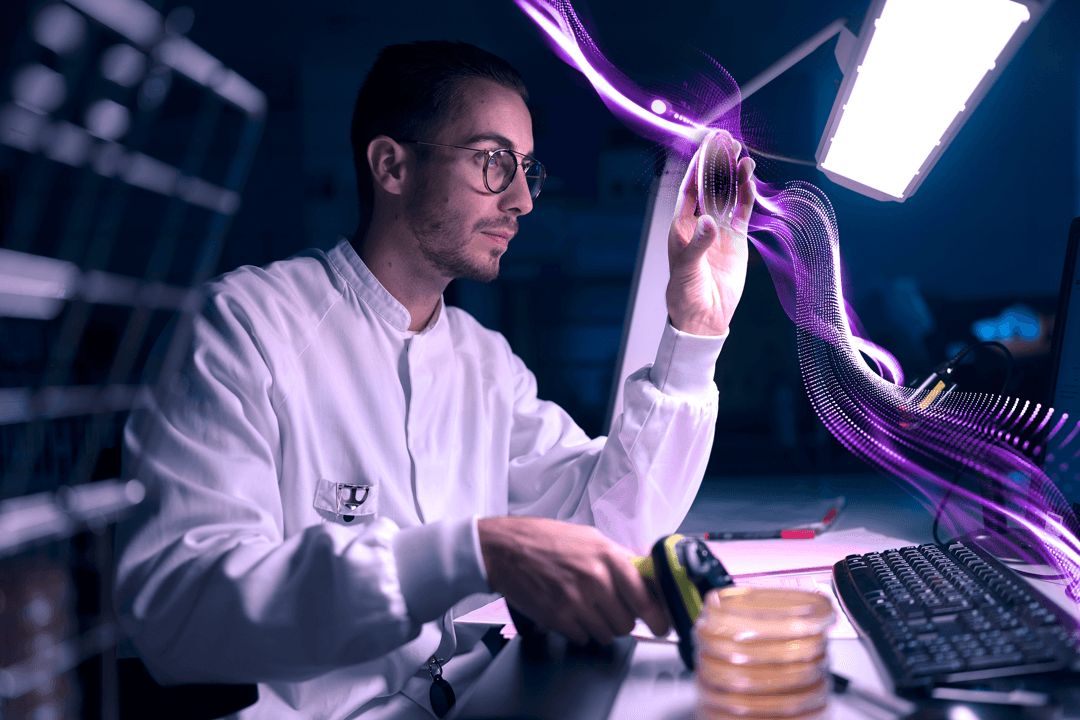 Simon Buxton Val de Reuil de Sanofi trabajando en un laboratorio.