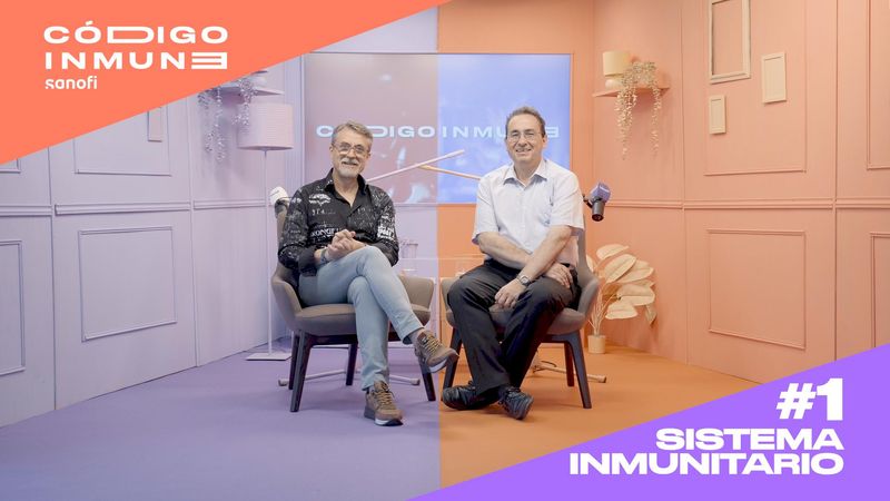 El divulgador científico Alfredo Corell y un invitado en un set para grabar el videopodcast Código Inmune para descubrir cómo funciona el sistema inmunitario y cuál es su papel en nuestra salud