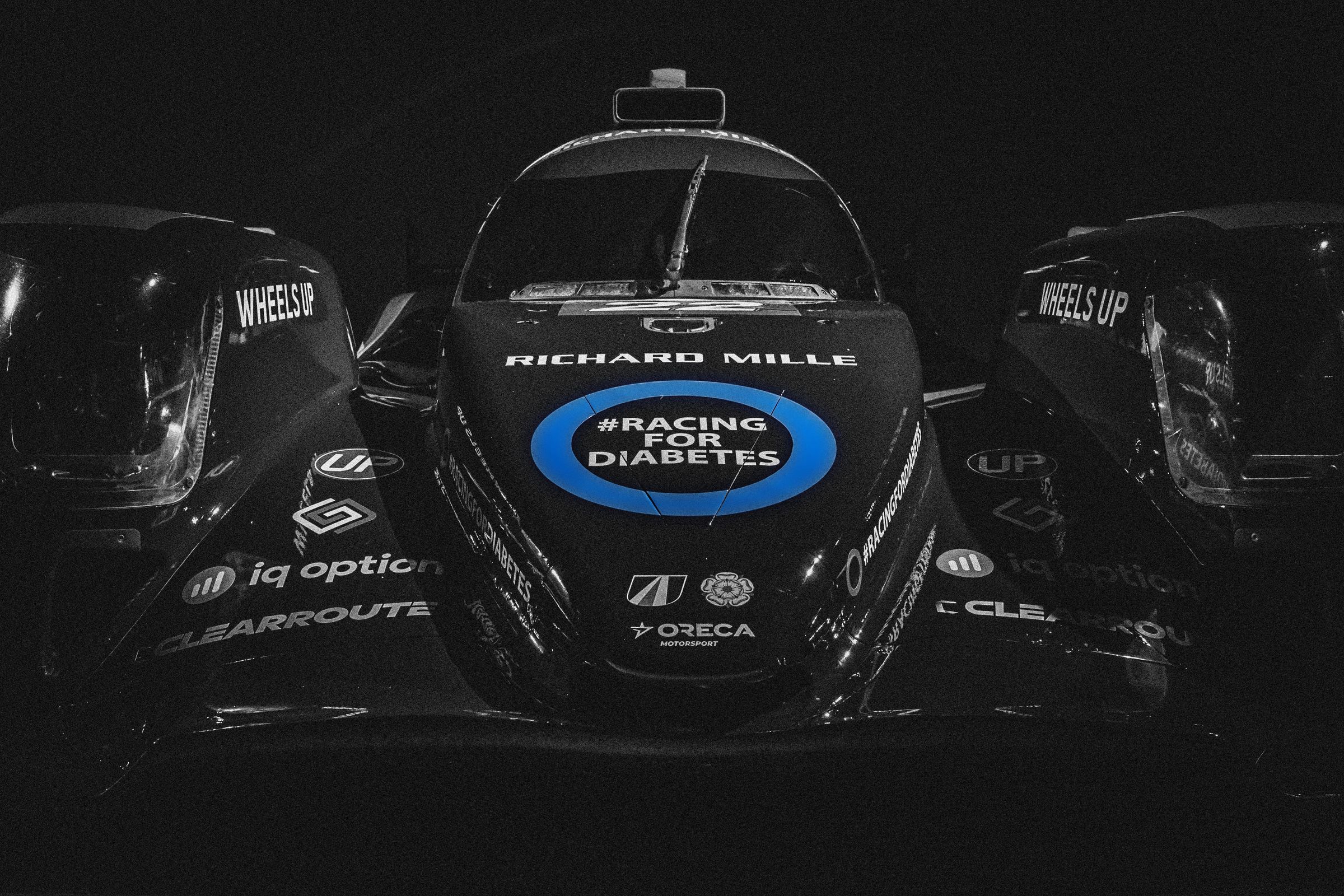 Coche de carreras de color negro con el hashtag #racingfordiabetes para la carrera de las 24 Horas de Le Mans 2026