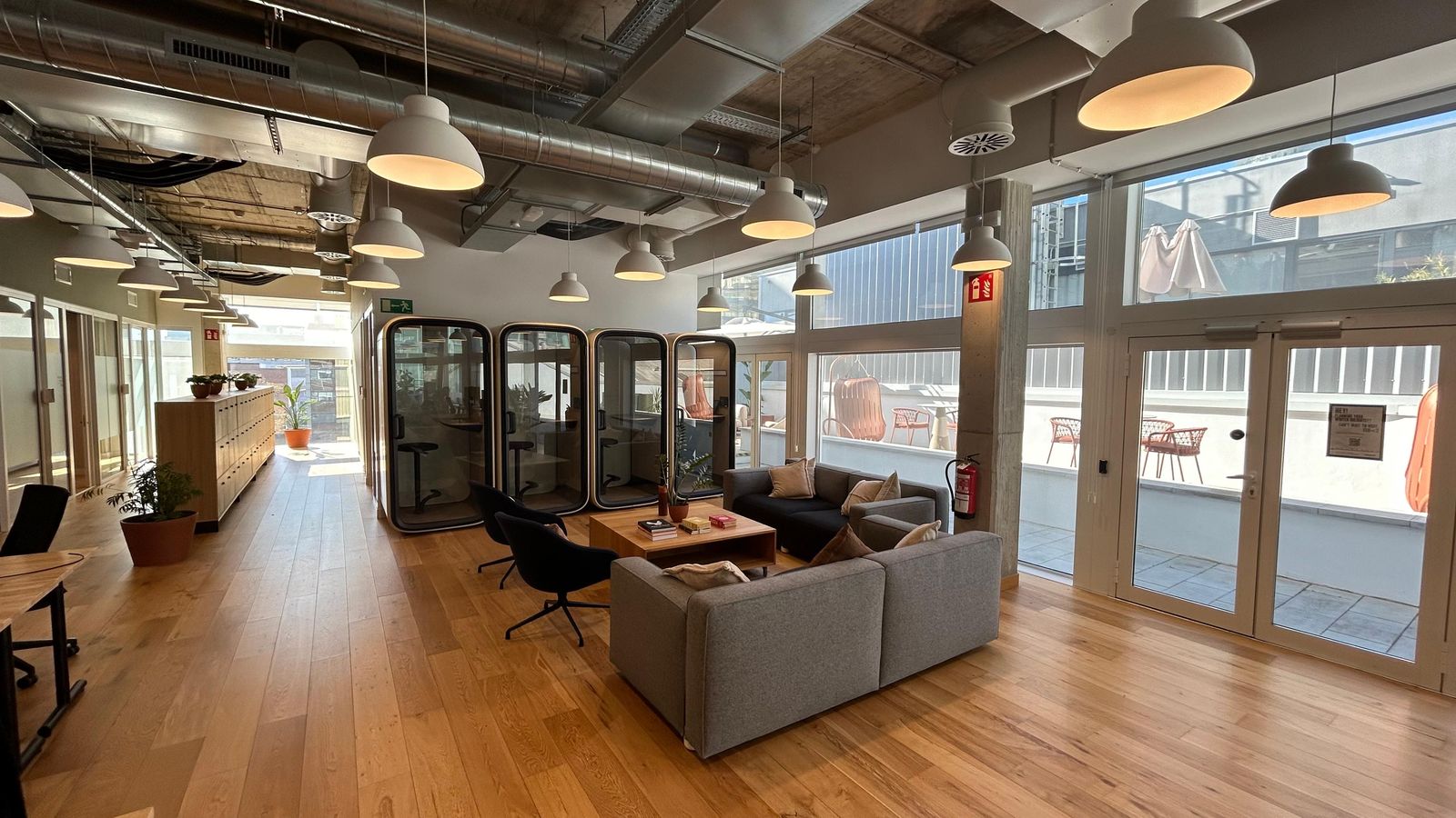 Espacio común Barcelona Hub. Un espacio muy luminoso y flexible.