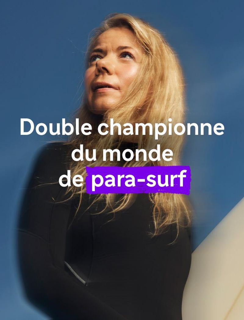 Une femme portant une combinaison de plongée noire tient une planche de surf sous un ciel bleu, regardant avec espoir et détermination. Le texte en surimpression indique : « 2x Championne du Monde de para-surf »