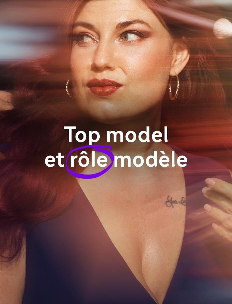 Une femme glamour portant une robe violette finit de se faire coiffer et maquiller; elle regarde sur le côté quelqu’un qui lui arrange les cheveux. Le texte en surimpression indique : « Top model et modèle. »​