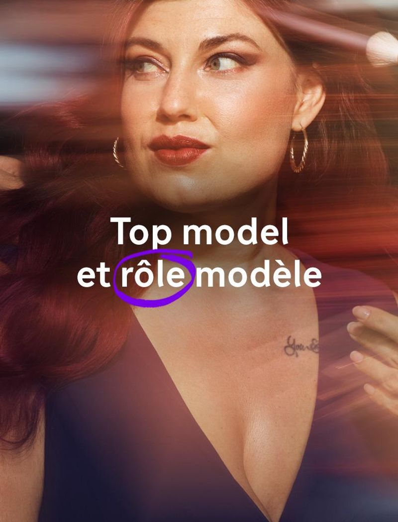 Une femme glamour portant une robe violette finit de se faire coiffer et maquiller; elle regarde sur le côté quelqu’un qui lui arrange les cheveux. Le texte en surimpression indique : « Top model et modèle. »