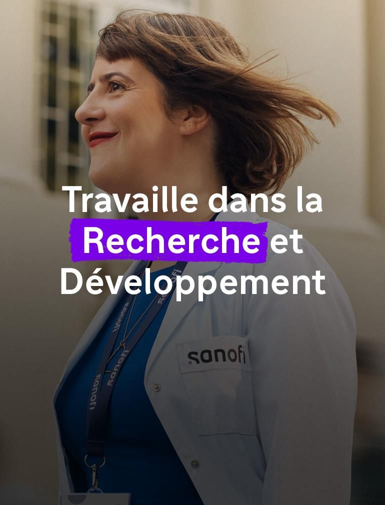 Une femme souriante portant une blouse de laboratoire blanche Sanofi et un badge de l’entreprise sourit en avançant à l’extérieur d’un bâtiment. Plusieurs personnes courent à ses côtés à l’arrière-plan, floutées par le mouvement. Le texte en surimpression indique : « Travaille dans la Recherche et Développement. »​