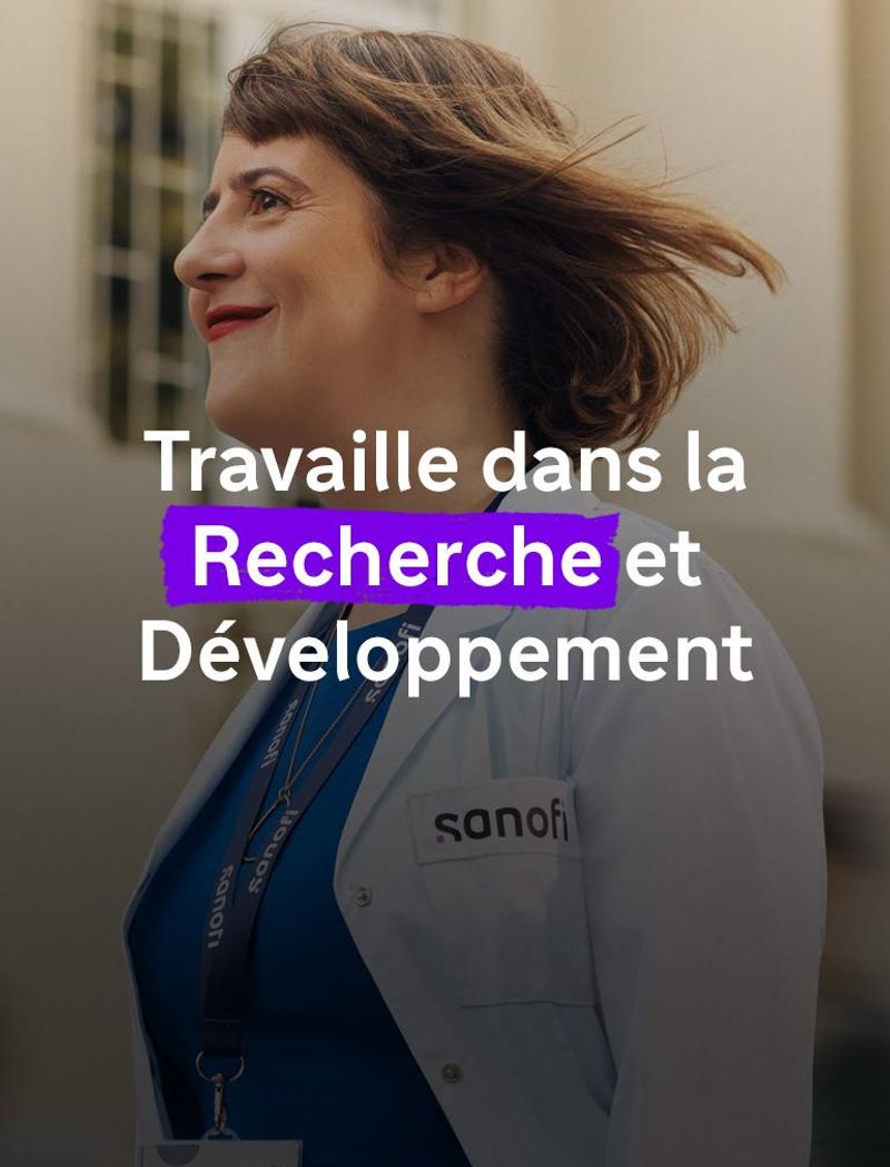 Une femme souriante portant une blouse de laboratoire blanche Sanofi et un badge de l’entreprise sourit en avançant à l’extérieur d’un bâtiment. Plusieurs personnes courent à ses côtés à l’arrière-plan, floutées par le mouvement. Le texte en surimpression indique : « Travaille dans la Recherche et Développement. »