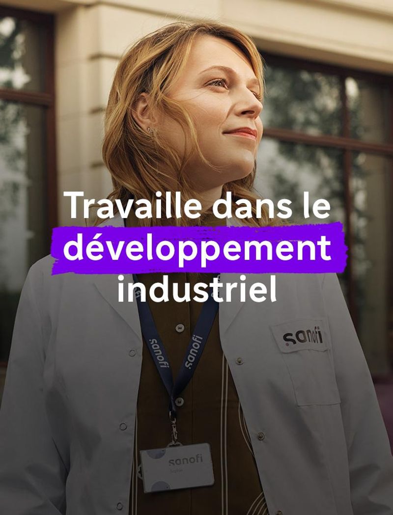 Une femme portant une blouse de laboratoire blanche Sanofi et un badge de l’entreprise regarde devant elle avec une expression optimiste, debout à l’extérieur d’un bâtiment. Le texte en surimpression indique : « Travaille dans le développement industriel. »