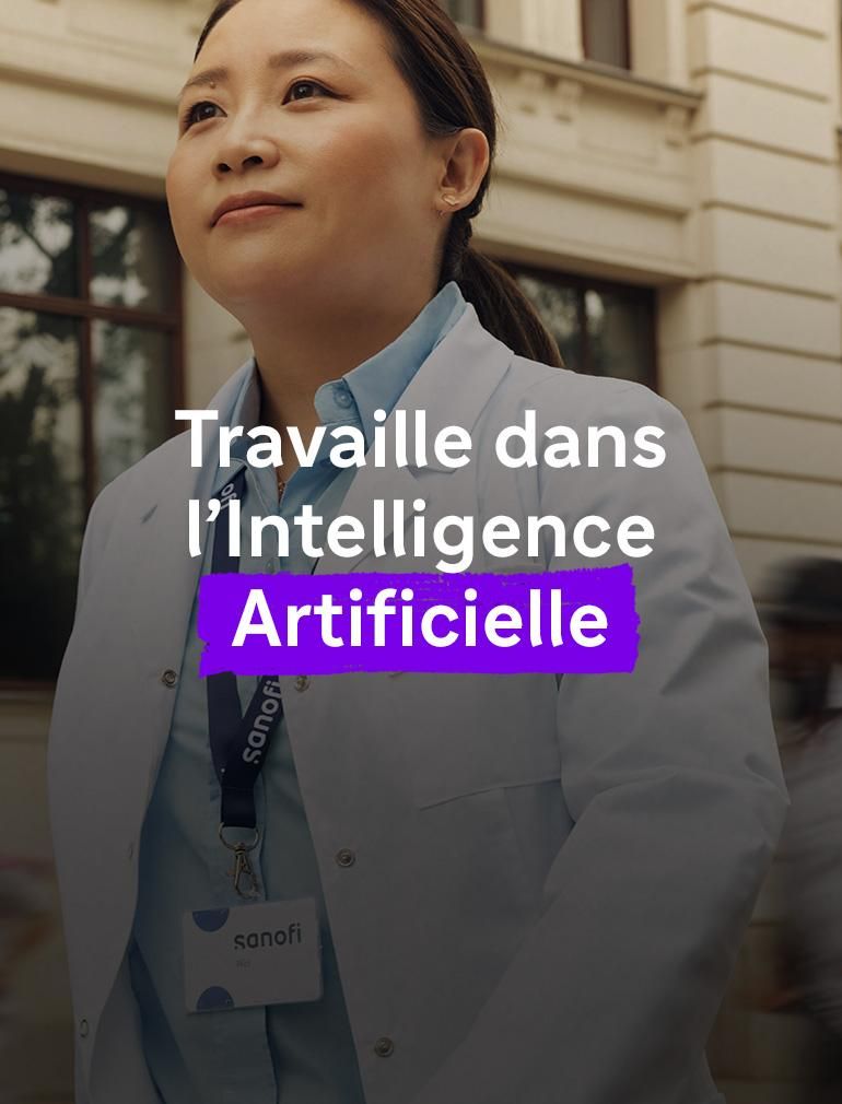 Une femme portant une blouse de laboratoire blanche Sanofi et un badge de l’entreprise, à l’extérieur d’un bâtiment, avance en regardant devant elle avec assurance et optimisme. Plusieurs personnes courent à ses côtés à l’arrière-plan, floutées par le mouvement. Le texte en surimpression indique : « Travaille dans l’Intelligence Artificielle. » ​
