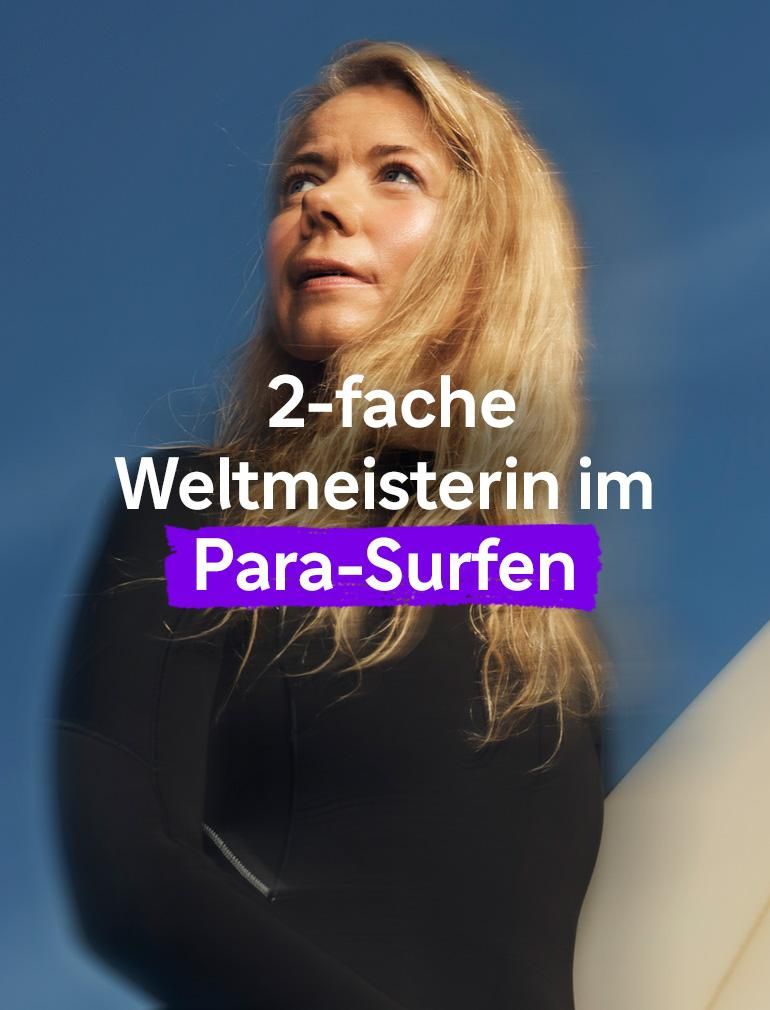 Eine Frau in einem schwarzen Neoprenanzug hält ein Surfbrett unter blauem Himmel und blickt hoffnungsvoll und entschlossen. Überlagerter Text lautet: „2-fache Weltmeisterin im Para-Surfen.“​