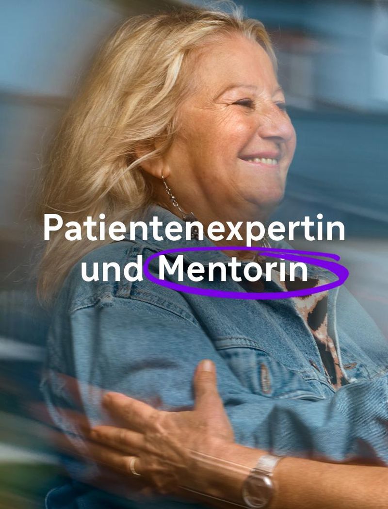 Eine lächelnde Frau in einer blauen Jeansjacke streckt die Hand aus, um eine andere Frau mit Brille zu umarmen. Überlagerter Text lautet: „Patientenexpertin und Mentorin“