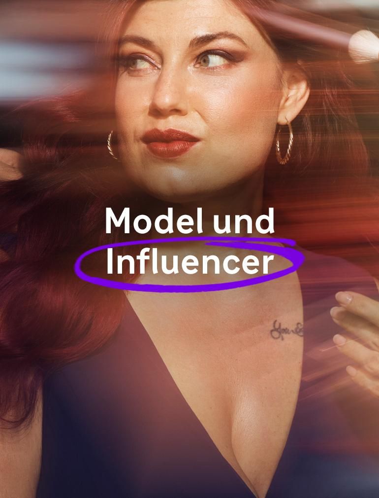 Eine glamouröse Frau in einem violetten Kleid, bei der Haare und Make-up gerade fertig gestylt werden; sie blickt zur Seite zu jemandem, der ihr die Haare richtet. Überlagerter Text lautet: „Model und Influencer.“​