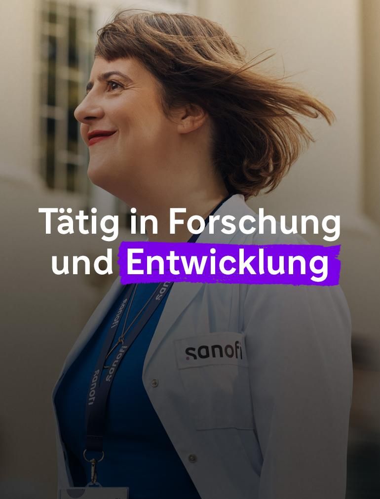 Eine lächelnde Frau in einem weißen Sanofi-Laborkittel und mit Firmenausweis lächelt, während sie vor einem Gebäude vorwärtsgeht. Mehrere Personen rennen im Hintergrund neben ihr her, sie sind in Bewegung verschwommen. Überlagerter Text lautet: „Tätig in Forschung und Entwicklung“​