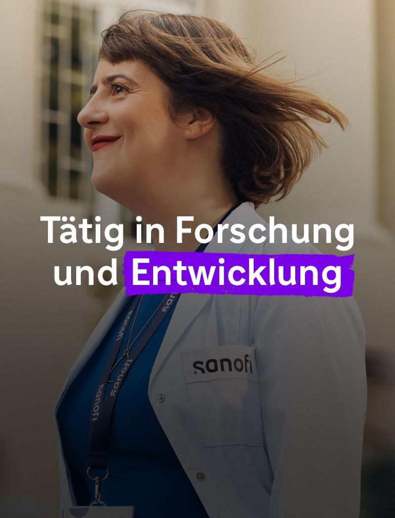 Eine lächelnde Frau in einem weißen Sanofi-Laborkittel und mit Firmenausweis lächelt, während sie vor einem Gebäude vorwärtsgeht. Mehrere Personen rennen im Hintergrund neben ihr her, sie sind in Bewegung verschwommen. Überlagerter Text lautet: „Tätig in Forschung und Entwicklung“