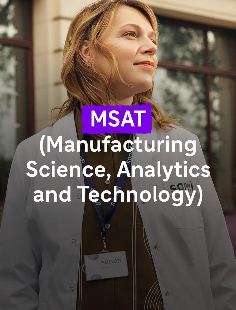Eine Frau in einem weißen Sanofi-Laborkittel und mit Firmenausweis blickt mit optimistischem Ausdruck nach vorne, während sie vor einem Gebäude steht. Überlagerter Text lautet: „MSAT (Manufacturing Science, Analytics and Technology)“​