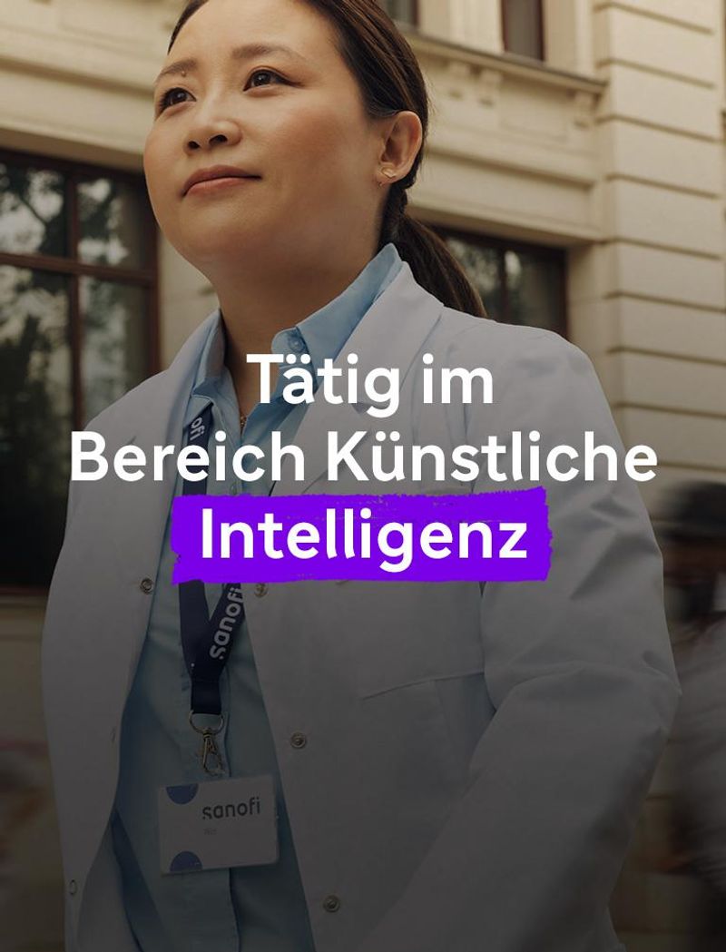 Eine Frau in einem weißen Sanofi-Laborkittel und mit Firmenausweis, vor einem Gebäude. Sie bewegt sich vorwärts und blickt dabei selbstbewusst und positiv nach vorne. Im Hintergrund laufen mehrere Personen neben ihr her, in Bewegung verschwommen.  Überlagerter Text lautet: „Forscherin Automatisierung und KI“