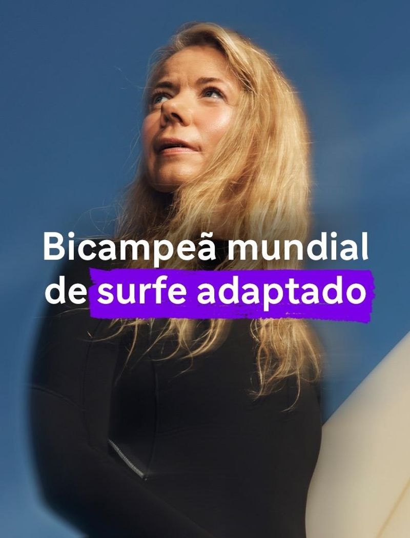 Uma mulher vestindo macacão de Neoprene preto segura uma prancha de surfe branca sob o céu azul, parecendo esperançosa e determinada. O texto sobreposto diz: ‘Bicampeã de para-surfe