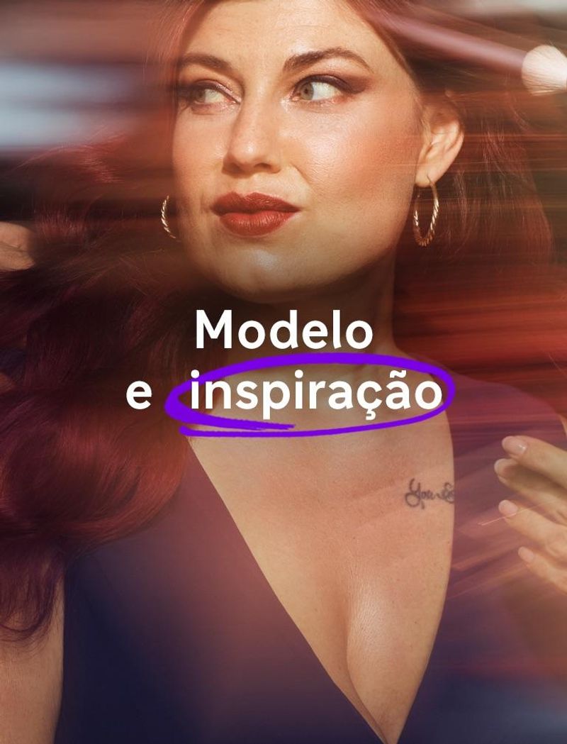 Uma mulher usando um vestido roxo está tendo o cabelo e a maquiagem finalizados; ela olha para o lado em direção à pessoa que arruma seu cabelo. Um texto sobreposto diz: ‘Modelo e Referência’.