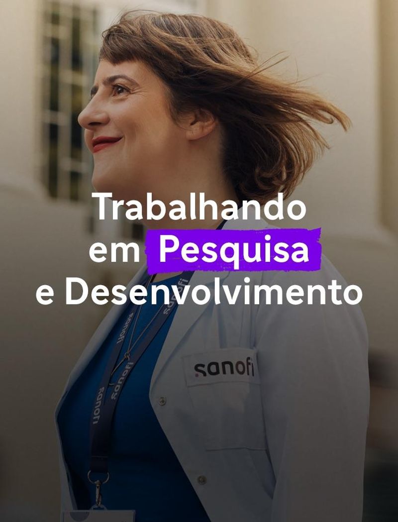Uma mulher sorridente de jaleco branco da Sanofi e crachá da empresa caminha do lado de fora de um prédio. Várias pessoas correm ao fundo desfocadas. Um texto sobreposto diz: ‘Trabalhando em Pesquisa e Desenvolvimento’.