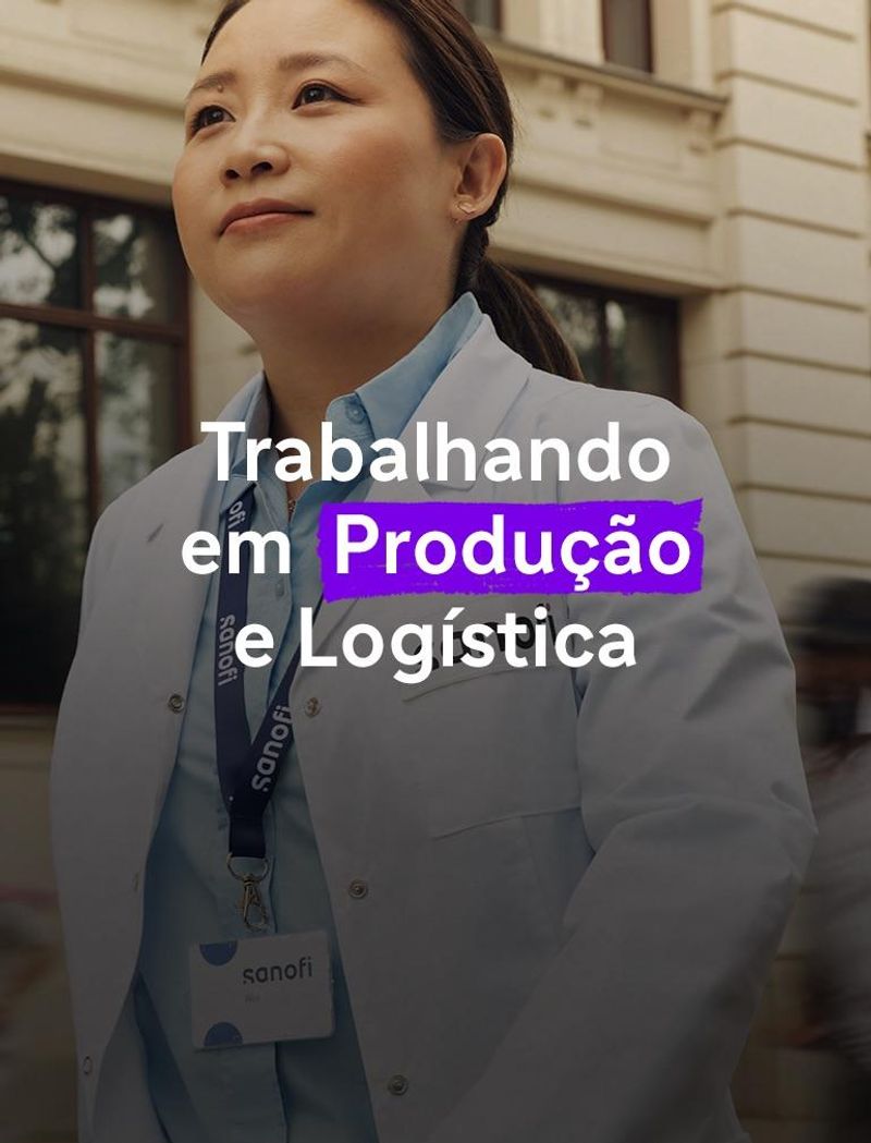Uma mulher de jaleco branco da Sanofi e crachá da empresa está do lado de fora de um prédio, avançando enquanto olha para frente com confiança e positividade. Várias pessoas correm ao seu lado ao fundo, desfocadas. Um texto sobreposto diz: ‘Trabalhando com Inteligência Artificial’.