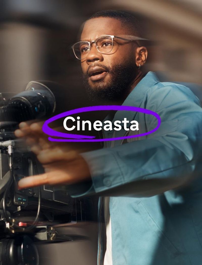 Um homem de óculos e jaqueta azul opera uma câmera de vídeo e parece concentrado enquanto filma; sua mão está estendida à frente enquanto ele gesticula. Um texto sobreposto diz: ‘Cineasta’.