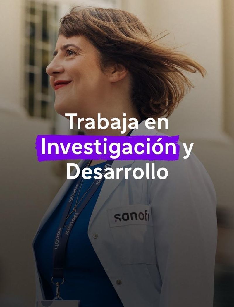Una mujer sonriente con una bata de laboratorio blanca de Sanofi y su acreditación corporativa camina al aire libre. Varias personas corren a su alrededor en segundo plano, desenfocadas por el movimiento.