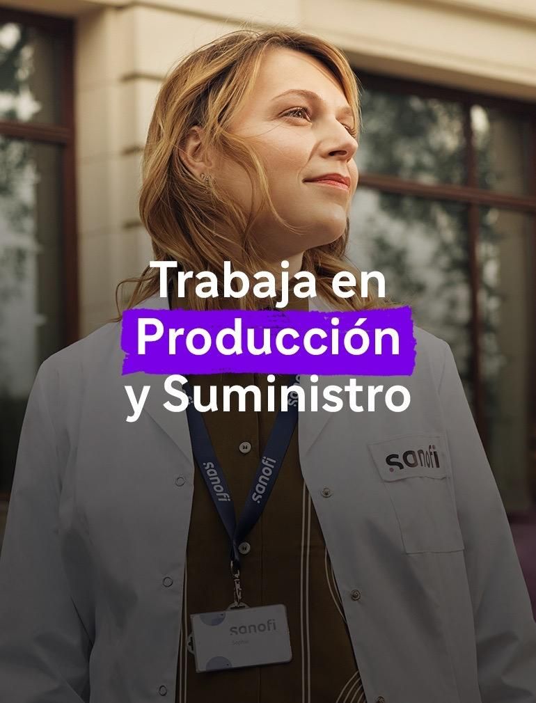 ​ Una mujer con una bata de laboratorio blanca de Sanofi y su acreditación corporativa mira al frente con una expresión optimista mientras está de pie en el exterior de un edificio. Varias personas corren a su alrededor en segundo plano, desenfocadas por el movimiento.​